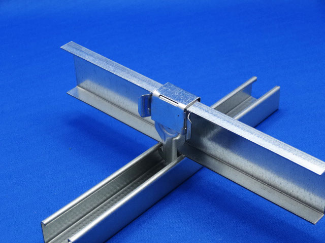 シングルオーバークリップの両側を野縁受けの中に折り曲げた図