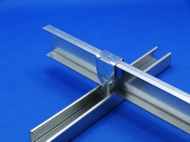 シングルオーバークリップの両側を野縁受けの中に最後まで折り曲げきった図